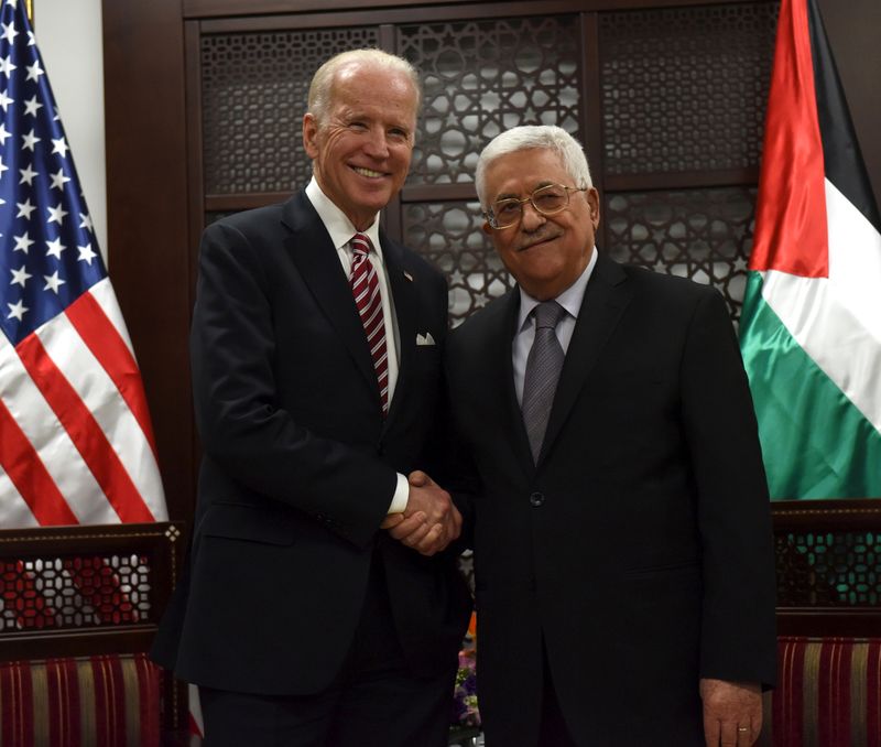 © Reuters. FILE PHOTO: U.S. Vice-President Joe Biden shakes hands with Palestinian President Mahmoud Abbas in the West Bank city of Ramallah