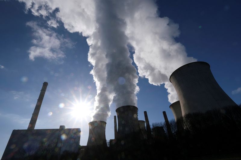 &copy; Reuters. FILE PHOTO: Steam rises from the cooling towers of the lignite power plant complex of German energy supplier and utility RWE in Neurath