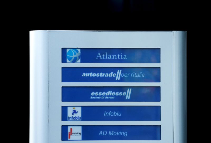 &copy; Reuters. Logo di Autostrade per l&apos;Italia e del gruppo Atlantia davanti alla sede di Autostrade per l&apos;Italia a Roma