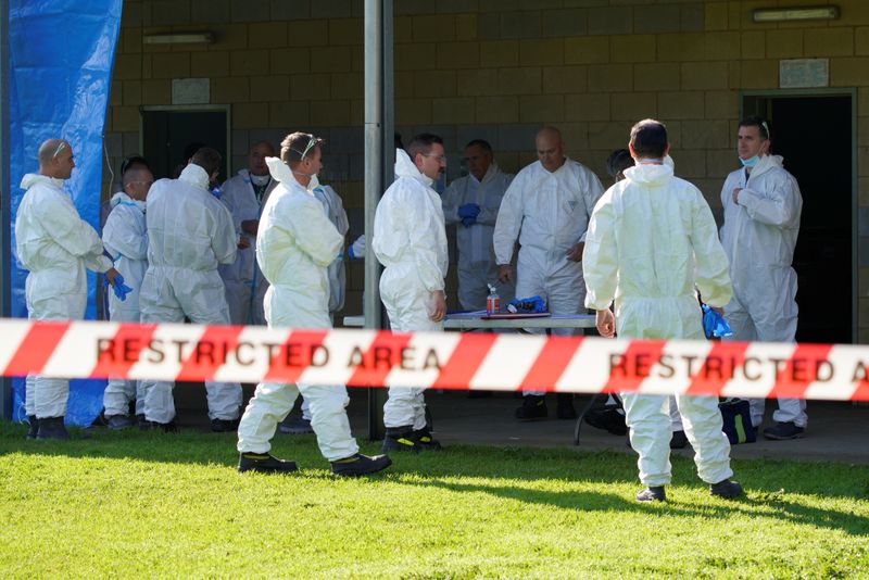 &copy; Reuters. Equipe de resposta com roupas de proteção se prepara para entrar em prédios isolados após surto de Covid-19 em Melbourne, na Austrália
