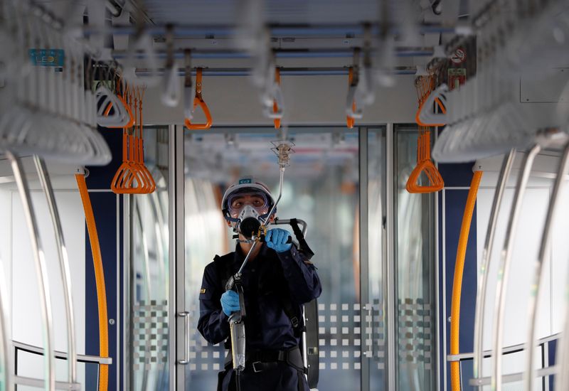 &copy; Reuters. Funcionário do metrô de Tóquio desinfecta vagão para combater disseminação do coronavírus