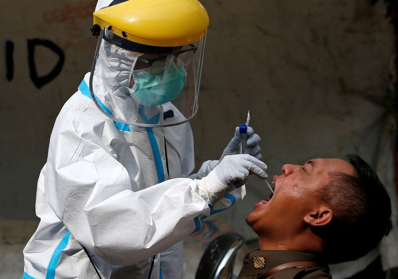 &copy; Reuters. Profissional de saúde coleta amostra de servidor civil para teste de coronavírus