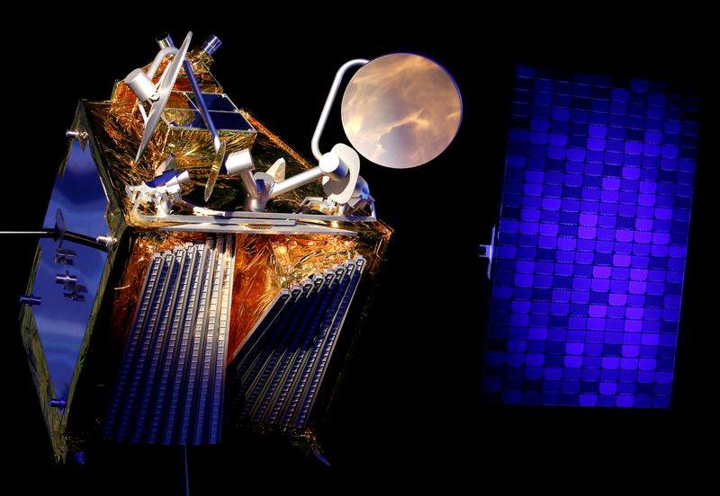 &copy; Reuters. FILE PHOTO: A scale model of an Airbus OneWeb satellite and its solar panel are pictured as Airbus announces annual results in Blagnac, near Toulouse