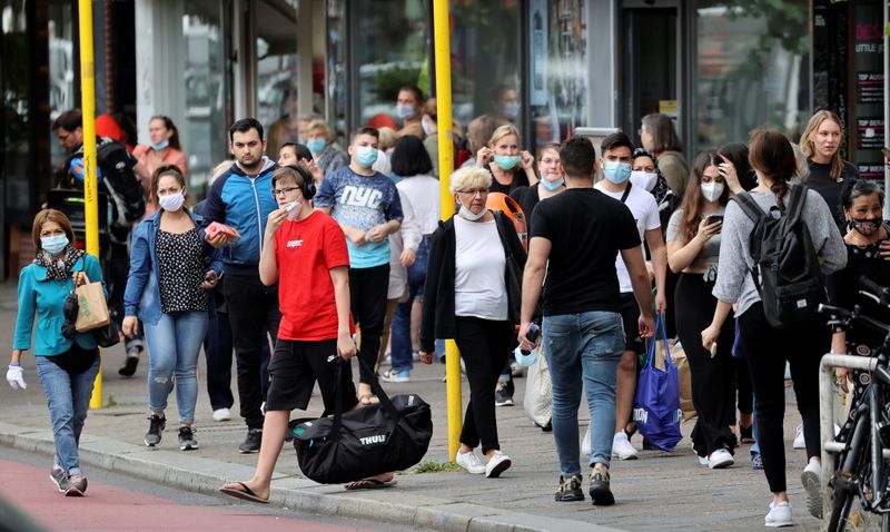 &copy; Reuters. Un grupo de personas pasea por Berlín, Alemania.
