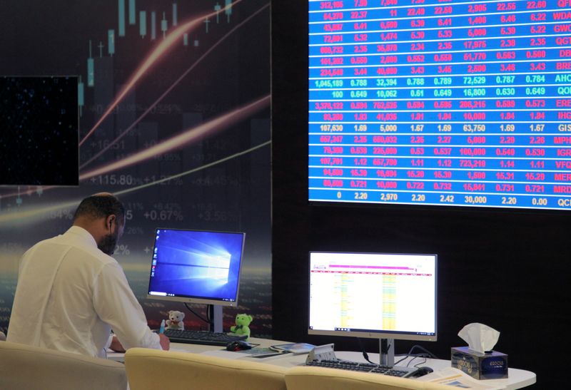 &copy; Reuters. الشركات المالية ترفع قطر؛ وبيع في الأسهم القيادية يهبط بمصر