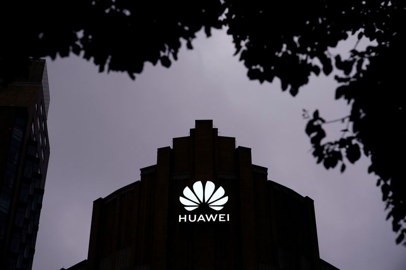 &copy; Reuters. FILE PHOTO: Huawei&apos;s new flagship store is seen ahead of tomorrow&apos;s official opening in Shanghai