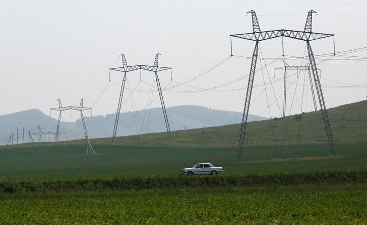 © Reuters. Линии электропередачи в Республике Хакасия