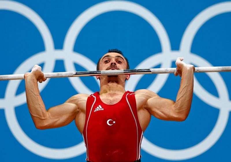 © Reuters. اللجنة الأولمبية الدولية تلغي نتائج الرباع التركي بيناي في أولمبياد 2012