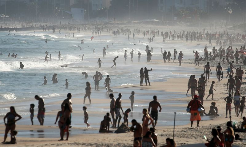 &copy; Reuters. Pessoas aproveitam praia no Rio de Janeiro, apesar de proibição durante a pandemia de Covid-19