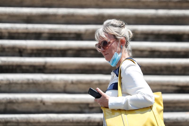 &copy; Reuters. Una donna con una mascherina a Roma