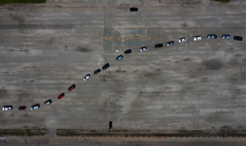 © Reuters. Residents line-up in vehicles to be tested amid global outbreak of coronavirus disease in Houston, Texas
