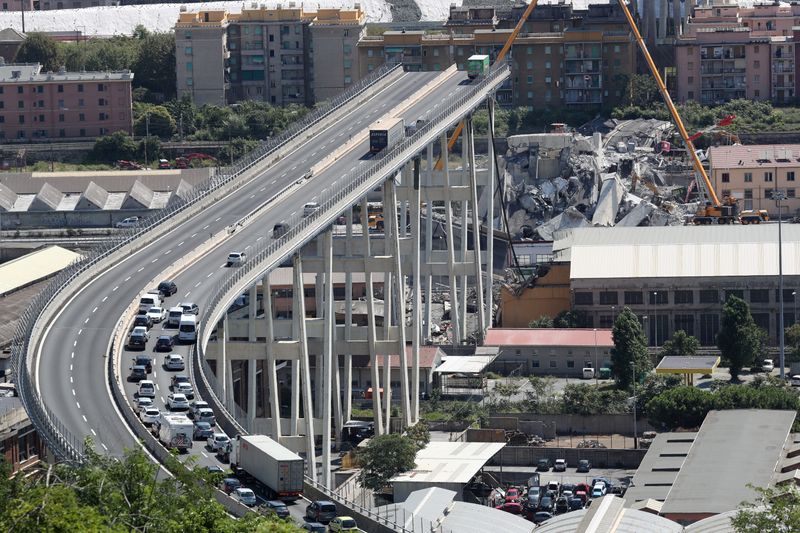 &copy; Reuters. FILE PHOTO: The collapsed Morandi Bridge is seen in the Italian port city of Genoa