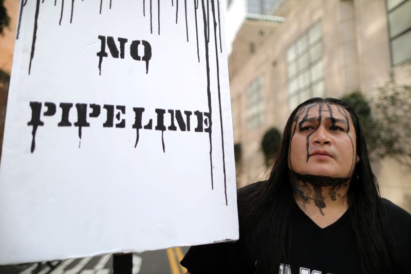 &copy; Reuters. FILE PHOTO: People protest against President Donald Trump&apos;s executive order fast-tracking the Keystone XL and Dakota Access oil pipelines in Los Angeles