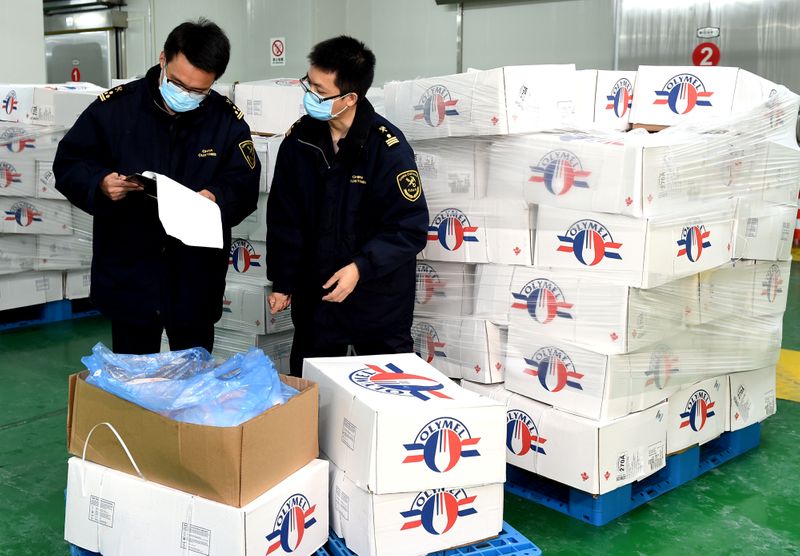 © Reuters. Funcionários de alfândega em Yiwu, na China, checam carne suína importada do Canadá