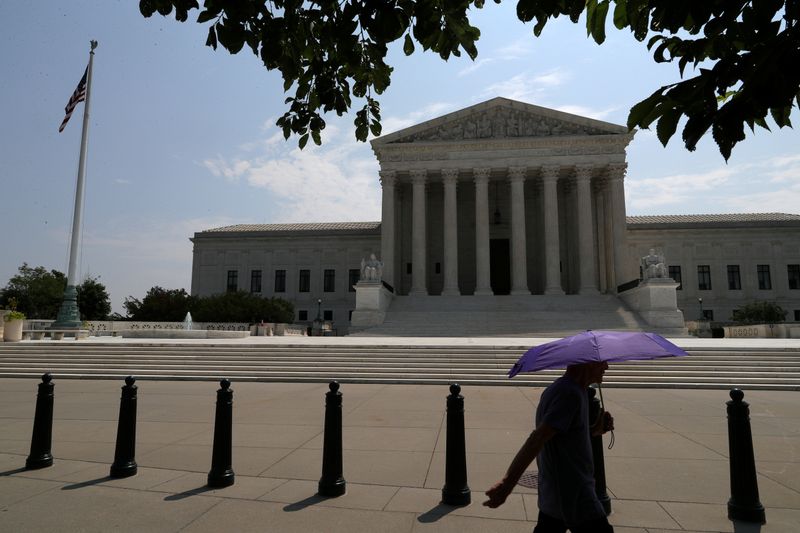 © Reuters. FILE PHOTO: United States Supreme Court issues rulings on Capitol Hill in Washington