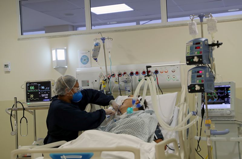&copy; Reuters. Paciente com coronavírus em hospital em São Paulo (SP)