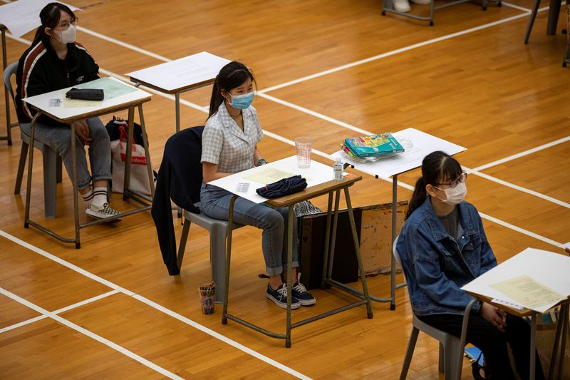 &copy; Reuters. 香港、13日からすべての学校休校に　コロナ市中感染増加で