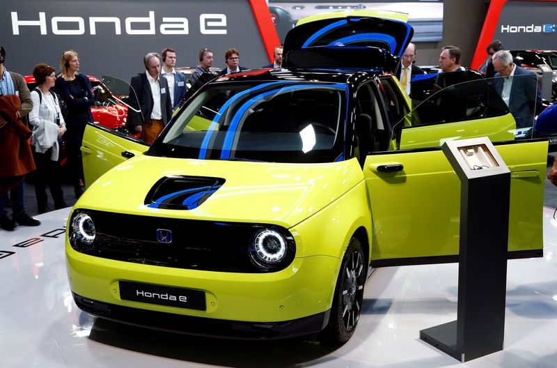 © Reuters. FILE PHOTO: A Honda E electric car is seen at Brussels Motor Show