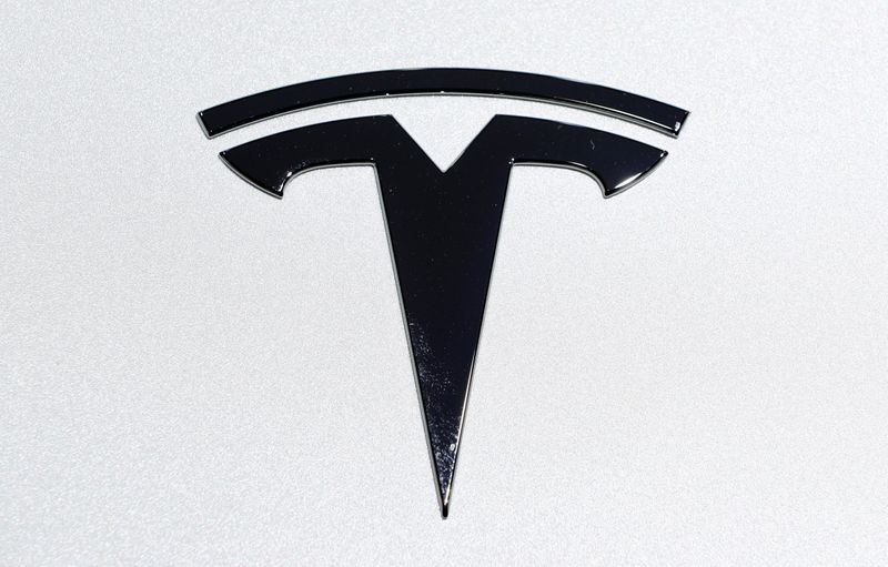 &copy; Reuters. Логотип Tesla на электрокаре на выставке Brussels Motor Show