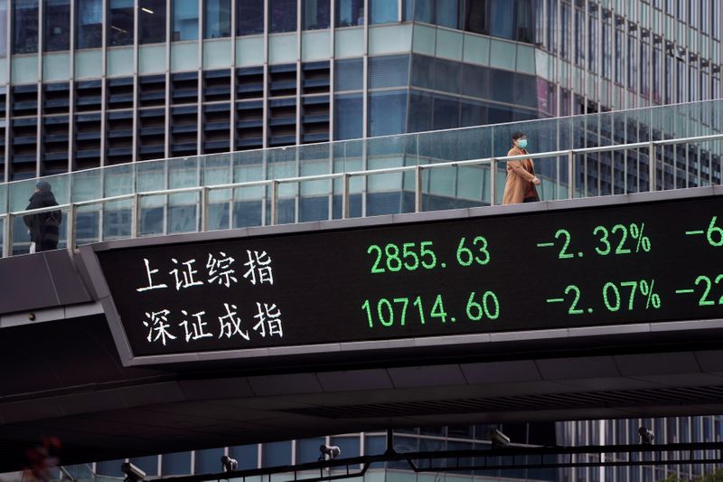 © Reuters. Painel eletrônico em Xangai mostra índices acionários de Xangai e Shenzhen