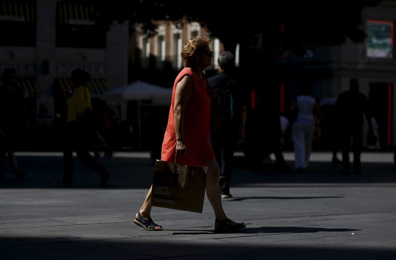 &copy; Reuters. Una mujer con una bolsa camina por el centro de Madrid, España