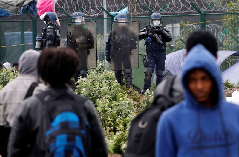 &copy; Reuters. DÉMANTÈLEMENT D&apos;UN CAMP DE MIGRANTS À CALAIS