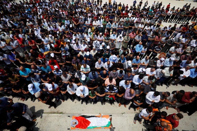 &copy; Reuters. Mourners pray before the body of Palestinian man Yakoub in the Israeli-occupied West Bank