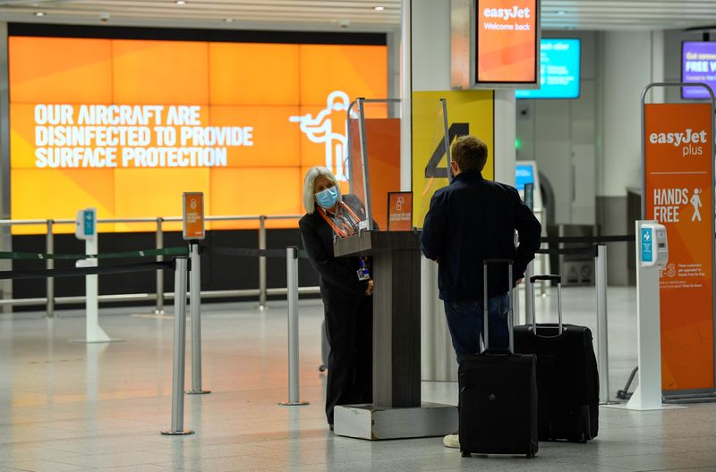 &copy; Reuters. Un pasajero se registra en el aeropuerto de Gatwick, Reino Unido, el 10 de julio de 2020