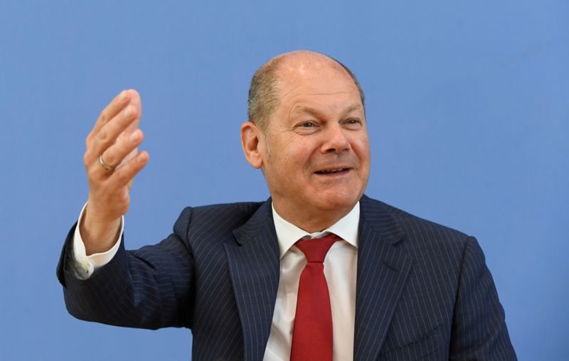 &copy; Reuters. Il ministro delle Finanze tedesco Olaf Scholz fotografato in occasione di una conferenza stampa durante l&apos;epidemia di coronavirus a Berlino