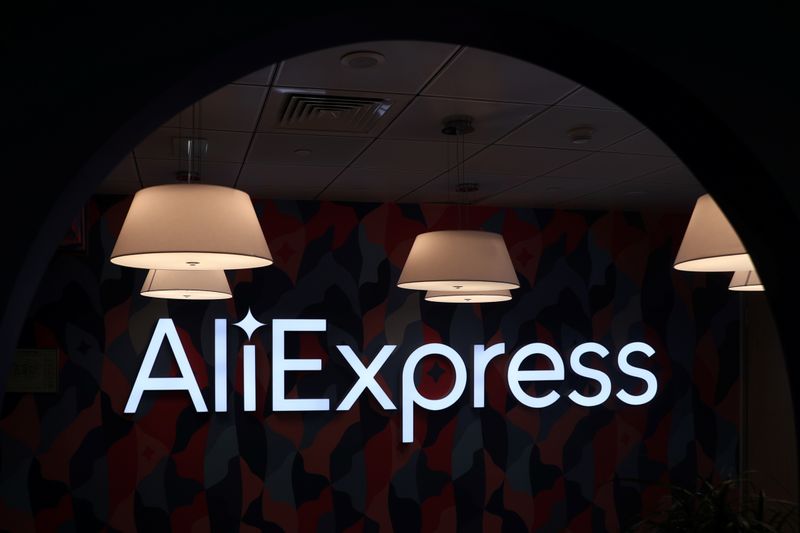 © Reuters. Логотип AliExpress в офисе компании в Москве