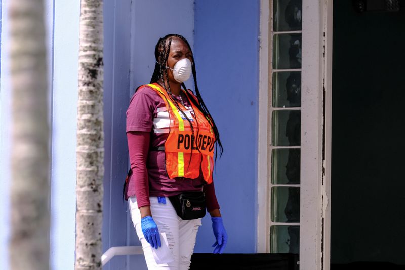 © Reuters. FILE PHOTO: A poll deputy wears gloves and a mask as a preventive measure against the outbreak of coronavirus disease (COVID-19), during the Democratic presidential primary election in Miami