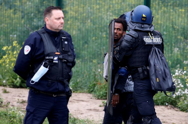 &copy; Reuters. الشرطة الفرنسية تفكك مخيما مؤقتا للمهاجرين في كاليه