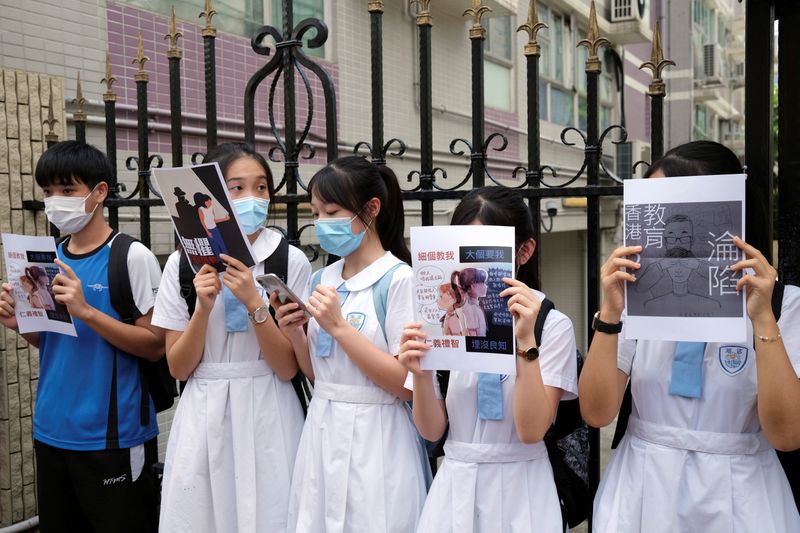 &copy; Reuters. Estudantes de escola secundária em Hong Kong