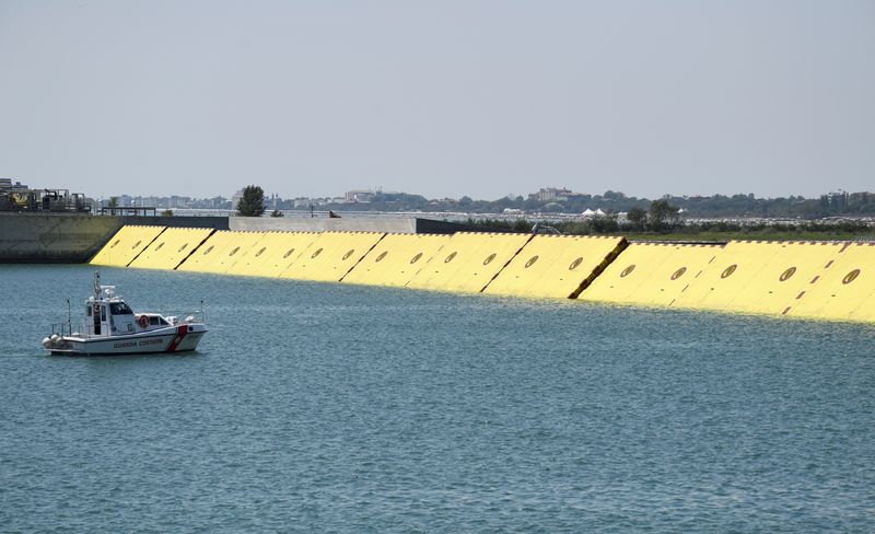 © Reuters. Barreiras contra inundação em Veneza