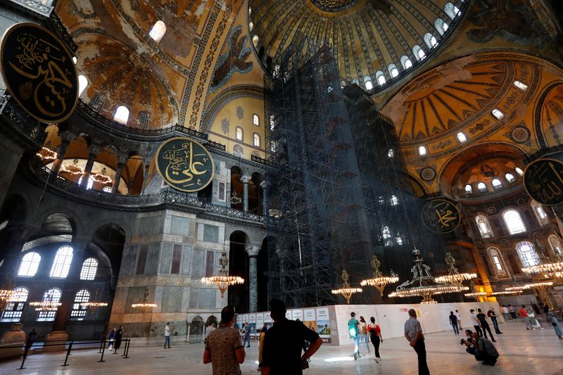 &copy; Reuters. Gente visita la Hagia Sophia o Ayasofya, un sitio del Patrimonio Mundial de la UNESCO, que fue una catedral bizantina antes de ser convertida en una mezquita y actualmente un museo, en Estambul, Turquía.