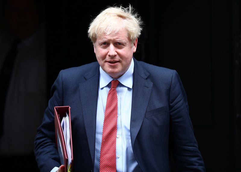 © Reuters. El primer ministro británico, Boris Johnson, sale de Downing Street, en Londres