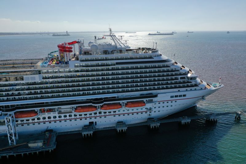 &copy; Reuters. La nave da crociera Carnival Panorama attraccata al molo del porto di Long Beach, in California