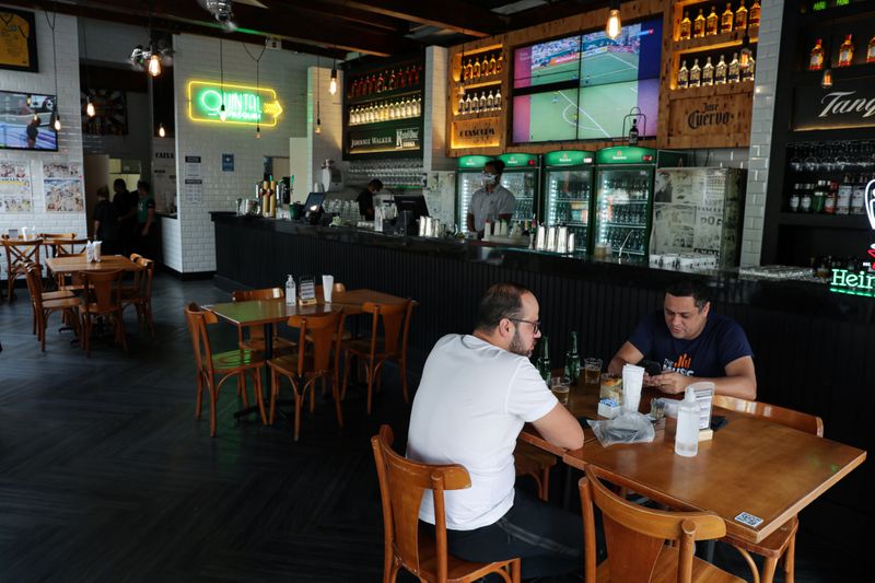 &copy; Reuters. Bar de São Paulo com poucos clientes durante a pandemia de Covid-19