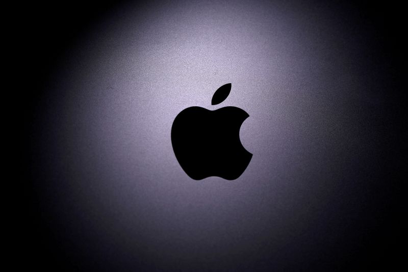 © Reuters. FILE PHOTO: Apple logo is seen on a Macbook in this illustration