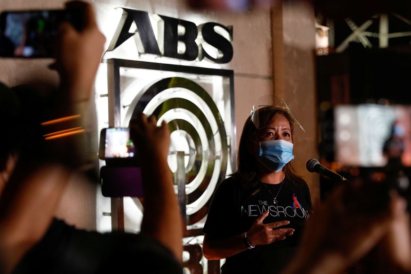 &copy; Reuters. フィリピン議会、ＴＶ局の放送権更新を拒否　メディア抑圧と批判