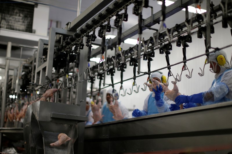 © Reuters. Processamento de carnes em unidade da JBS em Lapa (PR)