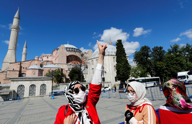 &copy; Reuters. Mulheres em frente à Hagia Sophia, em Istambul