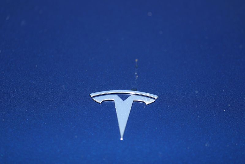 &copy; Reuters. The Tesla logo is seen on a car in Los Angeles