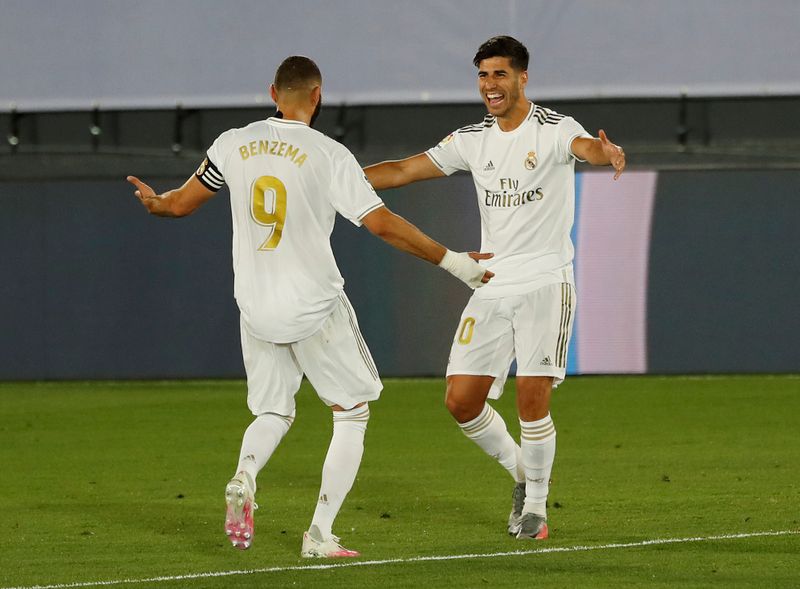 &copy; Reuters. Foto del viernes de Marco Asensio celebrando con Karim Benzema tras marcar el segundo gol en la victoria del Real Madrid sobre Alavés