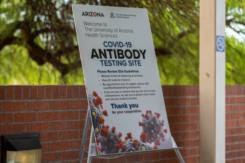 &copy; Reuters. Foto del viernes de un cartel en la Universidad de Arizona, en Tucson, sobre pruebas de anticuerpos para el coronavirus