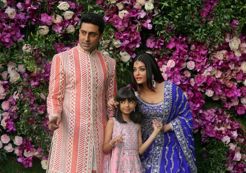 &copy; Reuters. FILE PHOTO: Indian film actor Abhishek Bachchan, his wife Aishwarya Rai and their daughter Aaradhya in a 2019 photograph