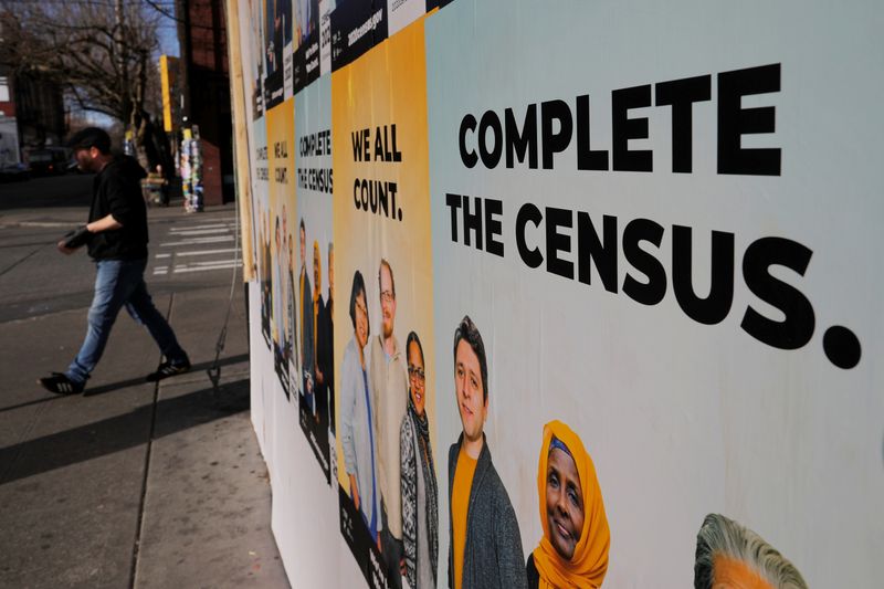 &copy; Reuters. Foto de archivo. Un letrero que anuncia el Censo de Estados Unidos de 2020 cubre un negocio cerrado en medio del brote de la enfermedad coronavirus (COVID-19) en Seattle, Washington