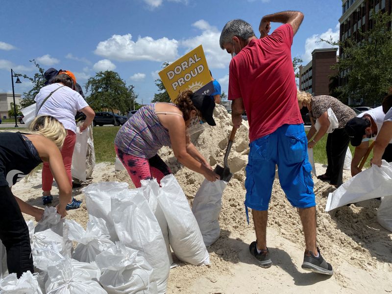 &copy; Reuters. Residents fill and collect sand bags before the expected arrival of Hurricane Isaias in Doral