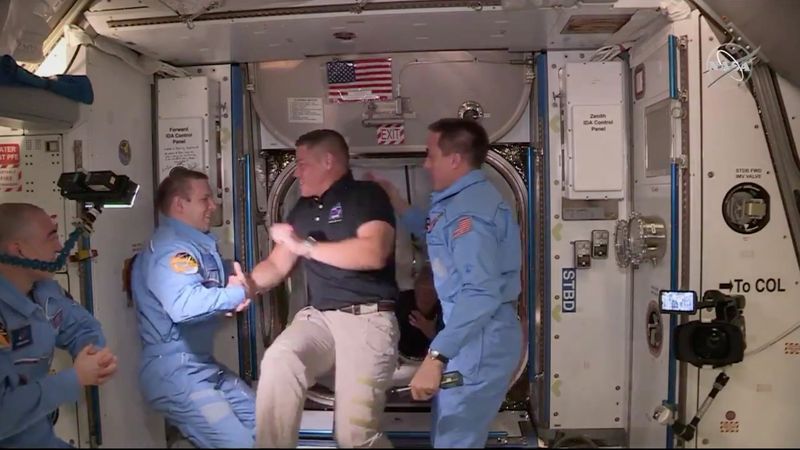 &copy; Reuters. El astronauta de la NASA  Bob Behnken y Doug  llegando a la Estación Internacional a bordo de la cápsula Crew Dragon de SpaceX en una imagen capturada de un video en mayo de 2020