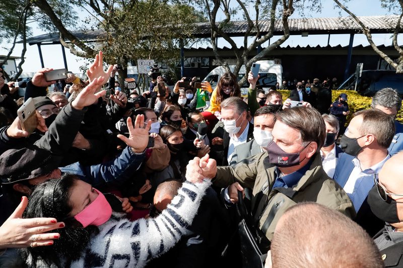 &copy; Reuters. Foto de archivo. El presidente de Brasil, Jair Bolsonaro, es saludado por partidarios en el estado de Rio Grande do Sul